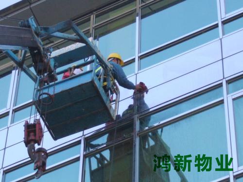 高樓外墻玻璃清洗方案