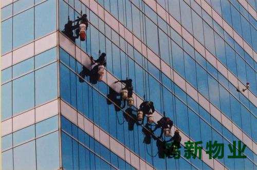 專業(yè)外墻玻璃清洗方案