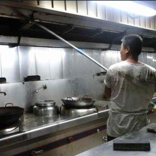 東莞抽油煙機(jī)排煙管道底部油污