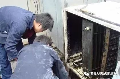 抽油煙機(jī)排煙管道底部油污